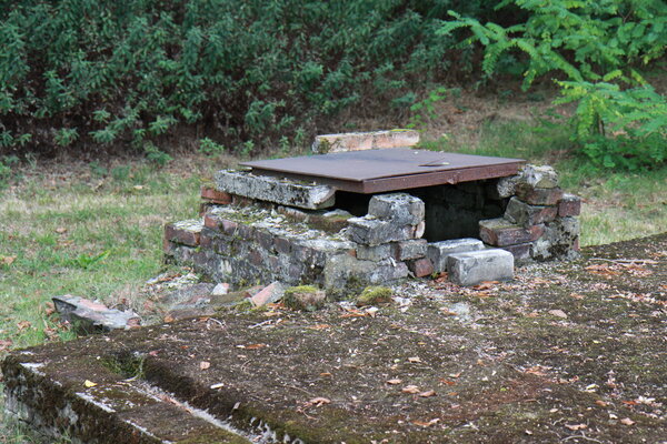 Bild vergr&ouml;&szlig;ern: Latrinenfundamente