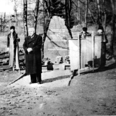 Bild vergr&ouml;&szlig;ern: Enthüllung Gedenkstein