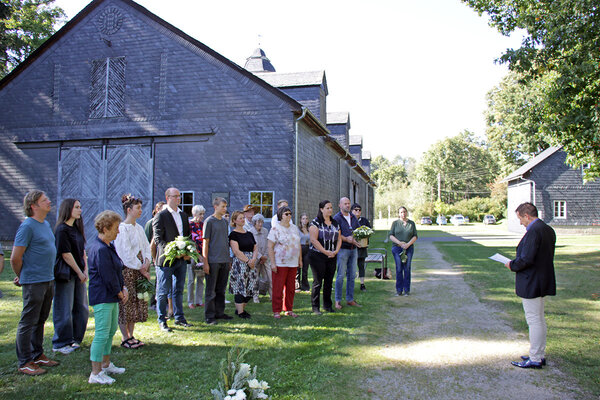 Kranzniederlegung anlässlich des 82. Jahrestages der Errichtung des KZ-Außenlagers Laura.